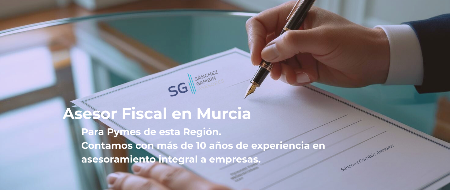 Asesor Fiscal firmando documentos. Servicios de asesoría contable y fiscal para empresas en Murcia .