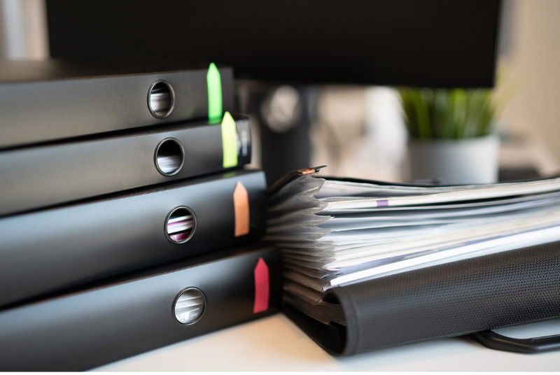 Archivadores con documentación empresarial en oficina de asesoría.